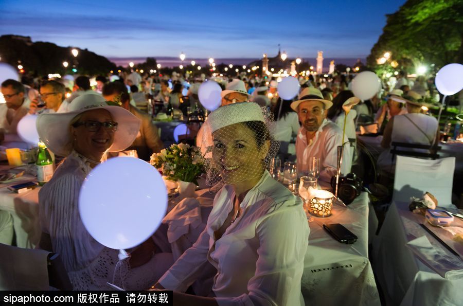 巴黎舉辦第30屆“白色晚宴” 唯美夜色上演法式浪漫