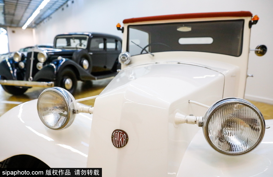 俄羅斯舉行稀有汽車拍賣會 各式古董老爺車亮相