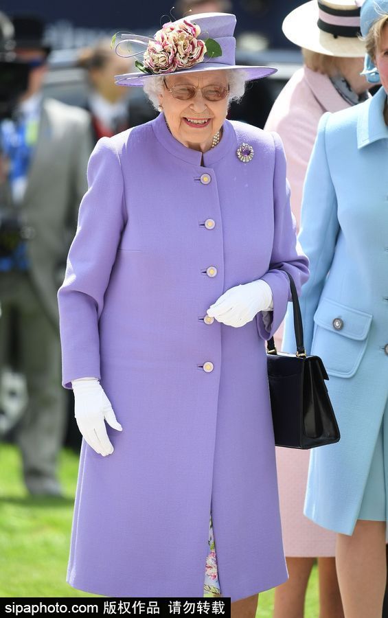 英國伊麗莎白女王出席埃普索姆賽馬會 一身紫色鮮艷減齡