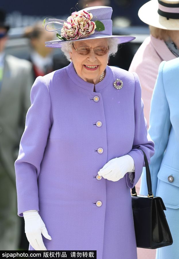 英國伊麗莎白女王出席埃普索姆賽馬會 一身紫色鮮艷減齡