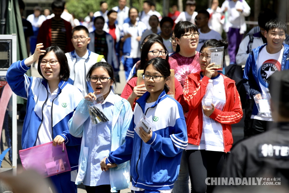 2018高考首場考試結束 考生陸續走出考場