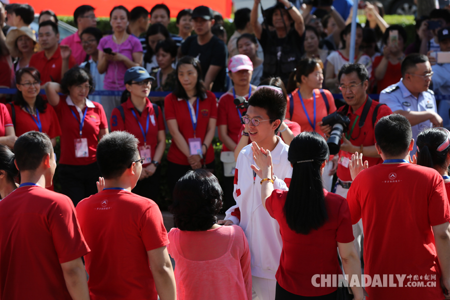 2018高考拉開帷幕 考生陸續進入考場