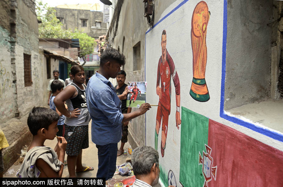 印度藝術(shù)家創(chuàng)作涂鴉迎接2018世界杯到來(lái)