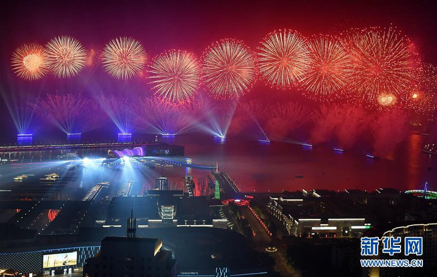 燈光焰火藝術(shù)表演在青島舉行