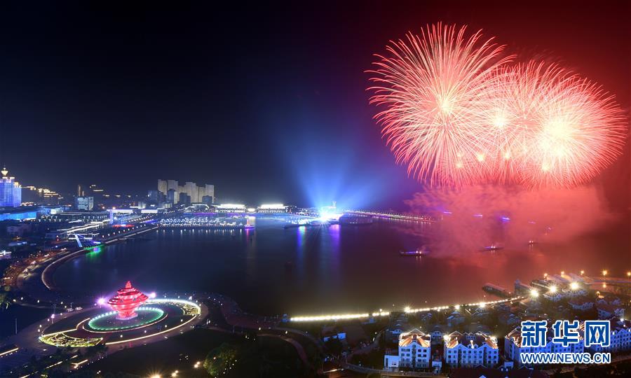 燈光焰火藝術表演在青島舉行