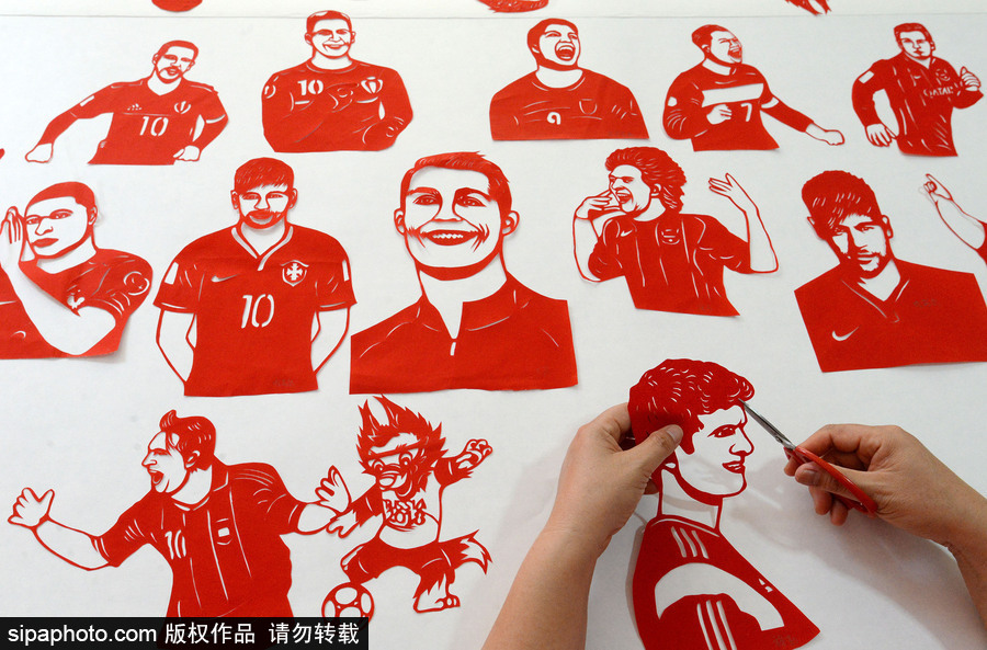 栩栩如生！河北阿姨巧手剪出世界杯球星
