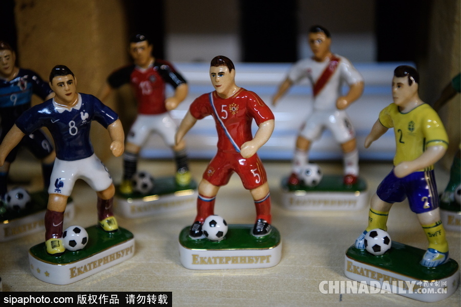 世界杯周邊產品誕生記 探訪俄羅斯陶瓷紀念品加工廠