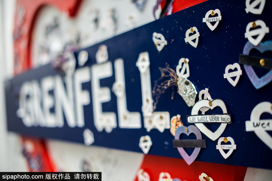 倫敦格倫費爾塔火災一周年紀念日 民眾自發聚集悼念遇難者