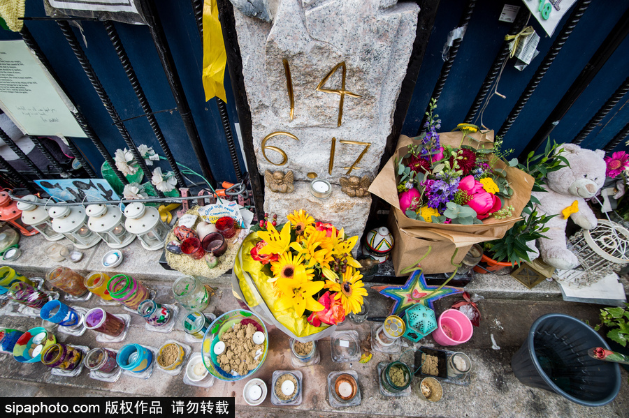 倫敦格倫費爾塔火災(zāi)一周年紀念日 民眾自發(fā)聚集悼念遇難者