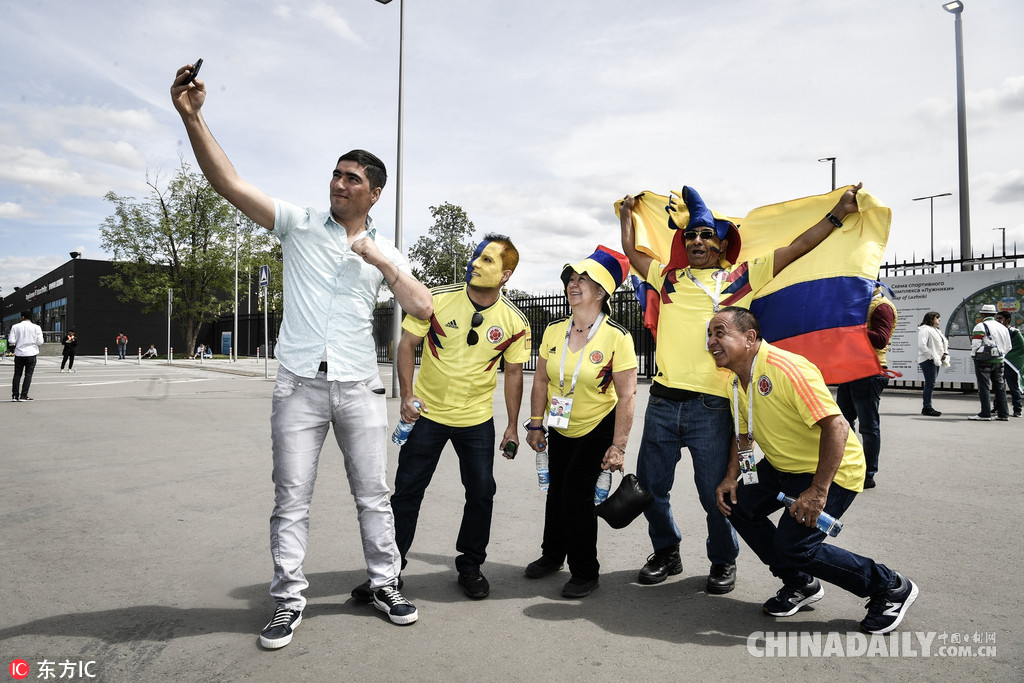 俄羅斯世界杯揭幕戰開踢在即 盧日尼基體育場外聚集大批球迷