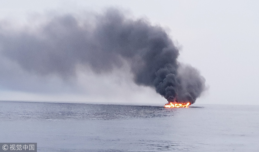 韓國一漁船在濟州海域著火 船身被大火吞噬