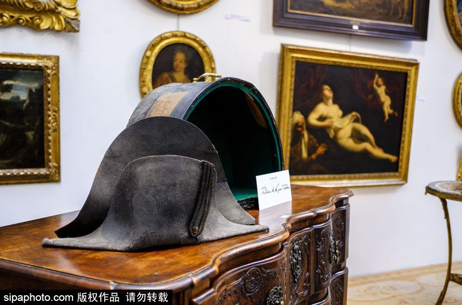 法國(guó)里昂拍賣拿破侖生前戴過的帽子 最終以28萬歐元成交