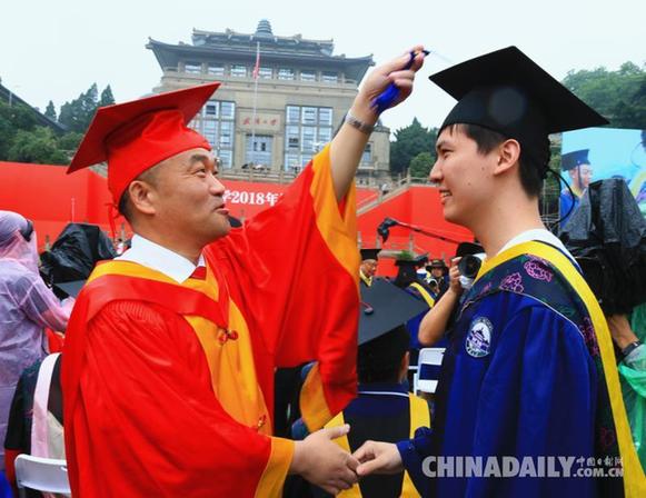 武大萬名畢業(yè)生集體“加冕” 81人豪華導(dǎo)師團(tuán)撥穗