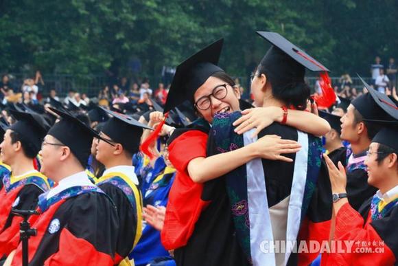 武大萬名畢業生集體“加冕” 81人豪華導師團撥穗