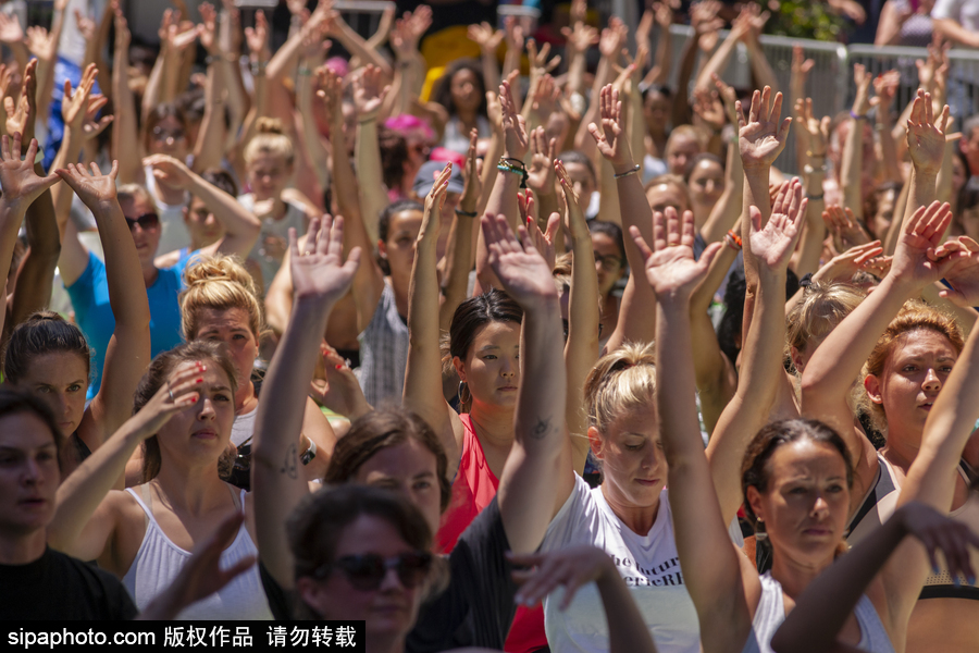 美國(guó)紐約時(shí)代廣場(chǎng)上演集體瑜伽 慶祝國(guó)際瑜伽日