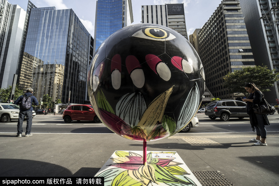 足球也是藝術品 巴西圣保羅街頭“足球大游行”色彩繽紛