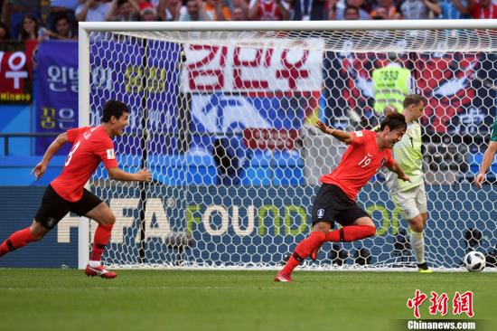 俄羅斯世界杯韓國2：0完勝德國隊(duì)。圖為韓國隊(duì)金英權(quán)打入進(jìn)球瞬間。 <a target=&apos;_blank&apos; href=&apos;http://www.chinanews.com/&apos;><p align=