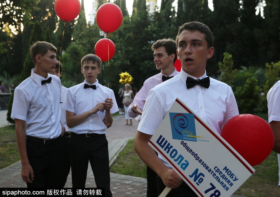 別人家的畢業游行！索契街頭禮服和氣球交織的浪漫畢業儀式