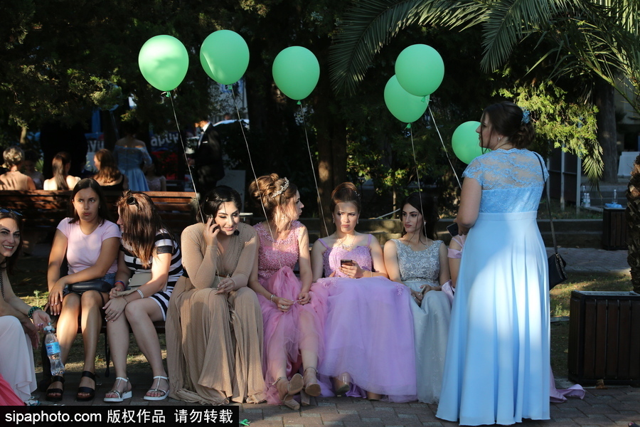 別人家的畢業(yè)游行！索契街頭禮服和氣球交織的浪漫畢業(yè)儀式