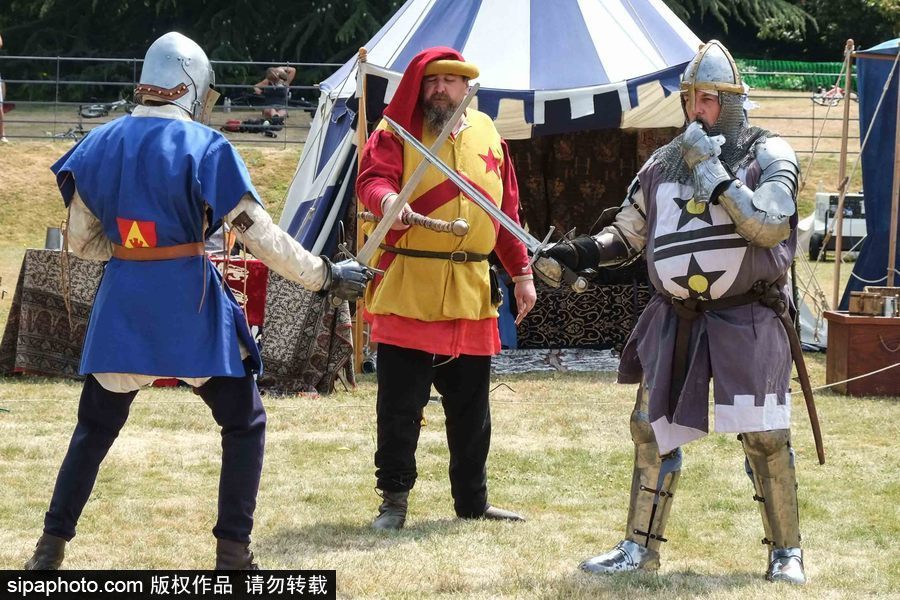 英國倫敦一公園上演“中世紀戰爭” 似穿越回冷兵器時代