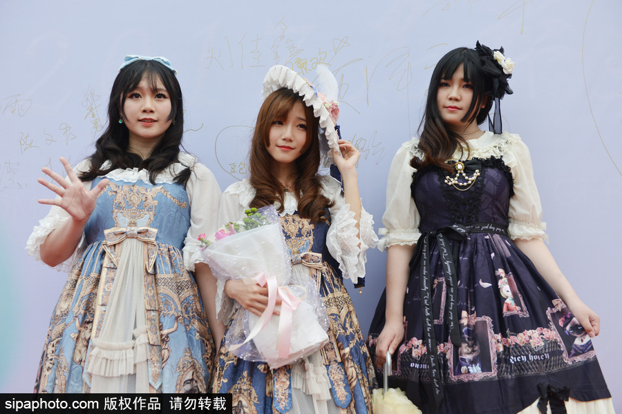 青春不過幾次畢業照 盤點畢業季“大型cos現場”