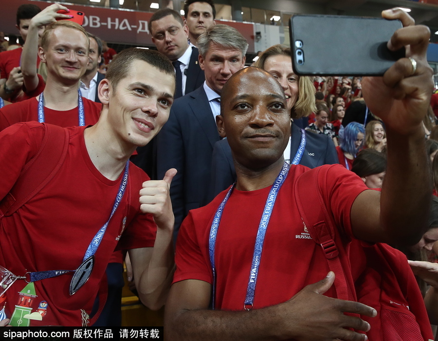 世界杯另一道風(fēng)景線 俄組委會(huì)舉行志愿者大會(huì)表達(dá)感謝