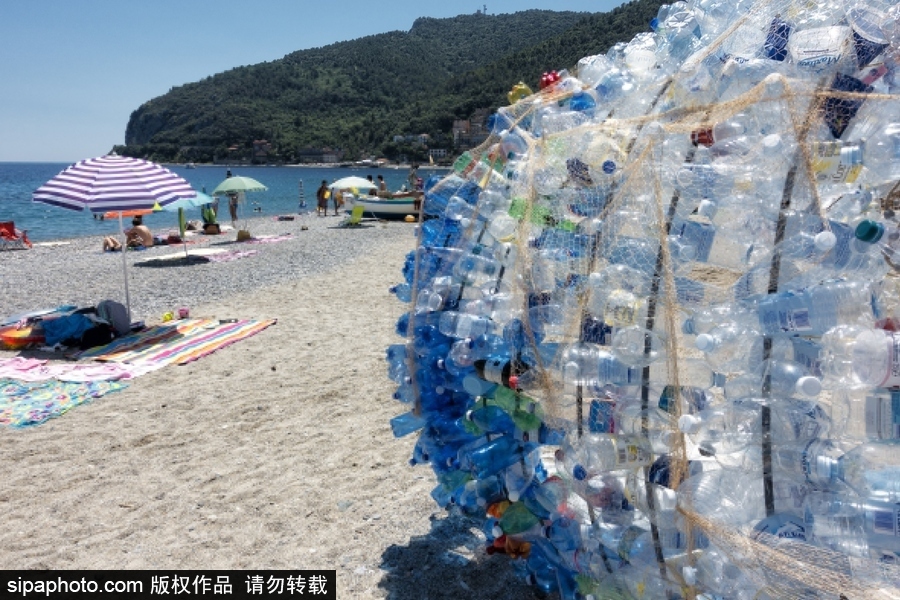 意大利海灘現防曬裝置 廢棄塑料瓶打造環保實用
