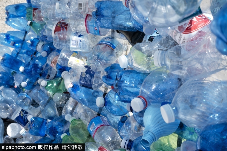 意大利海灘現(xiàn)防曬裝置 廢棄塑料瓶打造環(huán)保實(shí)用