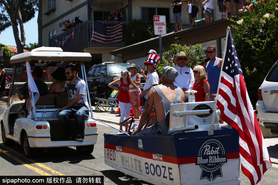 成年人也瘋狂！美國圣克萊門特居民舉辦驅動式辦公椅比賽