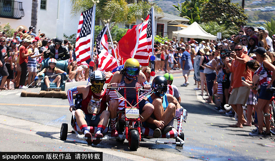 成年人也瘋狂！美國圣克萊門特居民舉辦驅(qū)動式辦公椅比賽