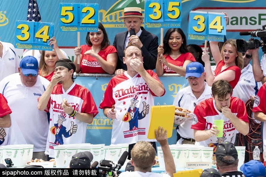 紐約布魯克林國際吃熱狗大賽落幕 選手破紀錄食量驚人