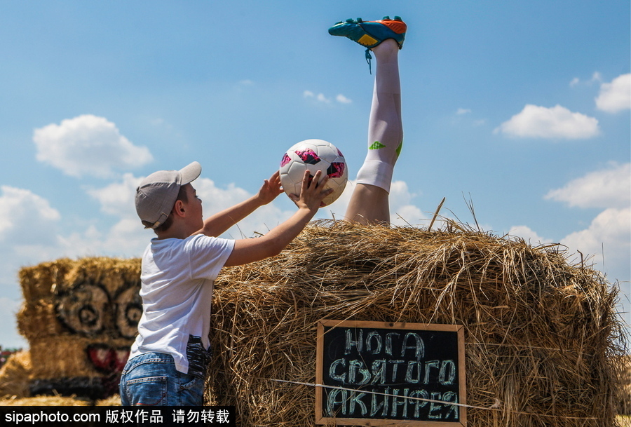 腦洞太奇特了！俄羅斯一農場現國家隊門將左腳雕塑