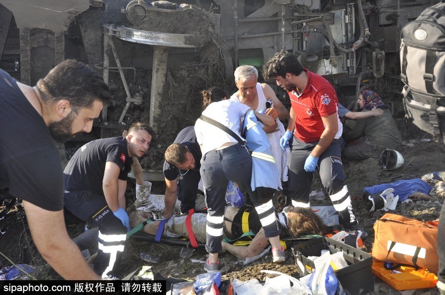 土耳其泰基爾達發生列車出軌事故 至少10人死亡