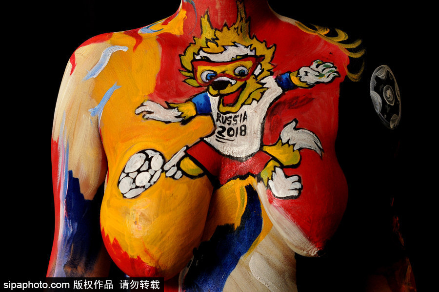 體育和藝術(shù)的完美結(jié)合！印度球迷將身體當(dāng)畫布繪上世界杯吉祥物