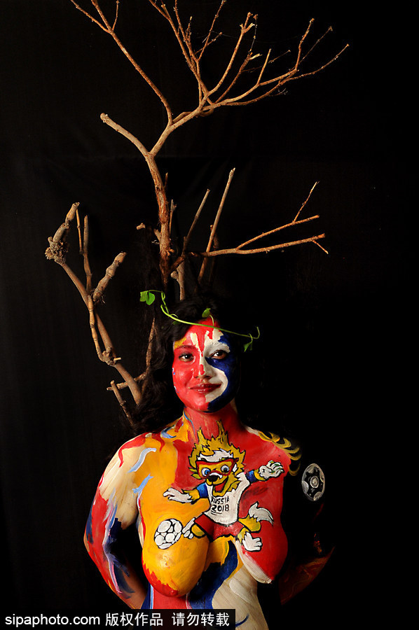 體育和藝術的完美結合！印度球迷將身體當畫布繪上世界杯吉祥物