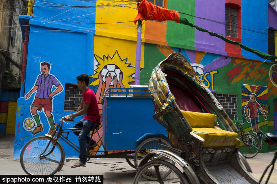 孟加拉國達(dá)卡街頭現(xiàn)世界杯主題壁畫 色彩繽紛氛圍濃厚