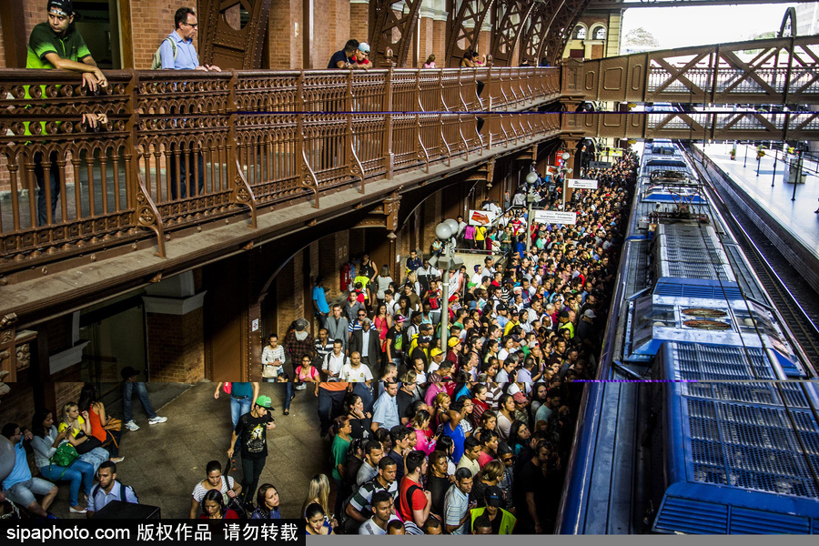 巴西圣保羅民眾乘車現場超擁擠 堪比北京早晚高峰