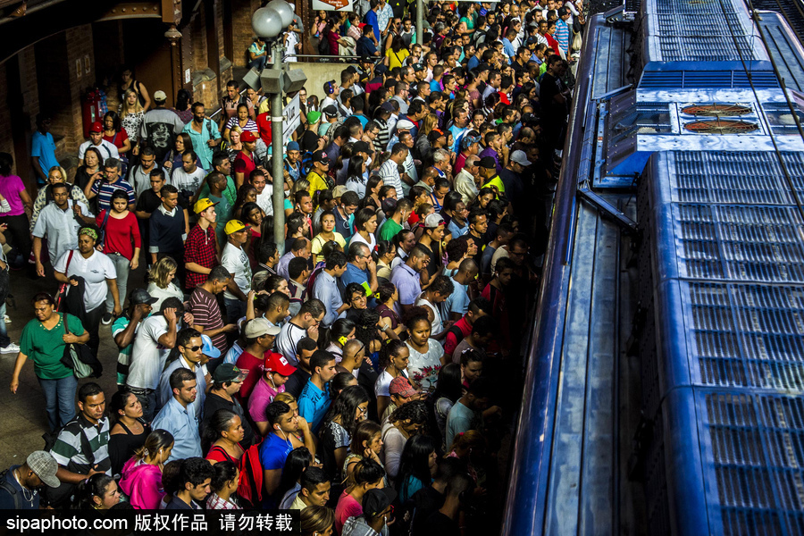 巴西圣保羅民眾乘車現(xiàn)場超擁擠 堪比北京早晚高峰