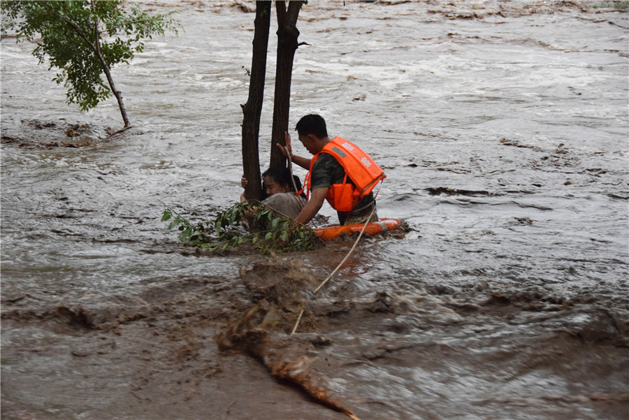 北京持續暴雨引發山洪 女子緊抱大樹被消防營救