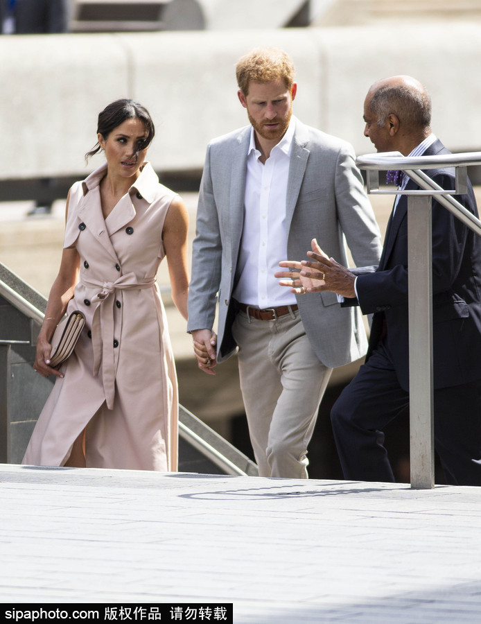 英國(guó)哈里王子夫婦亮相 梅根王妃身著無(wú)袖風(fēng)衣知性干練