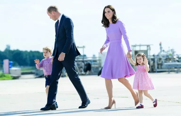 英國王室發布新版全家福，最搶鏡的還是她！