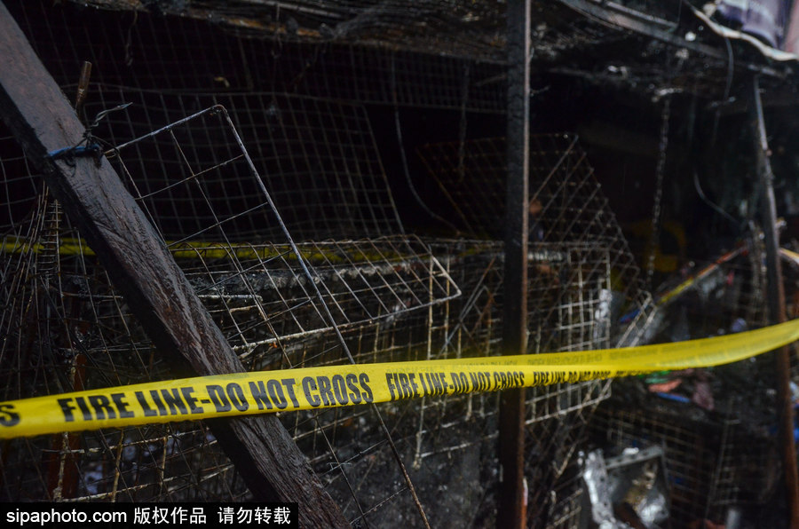 菲律賓市場火災后現(xiàn)場狼藉 市民工作生活仍在繼續(xù)