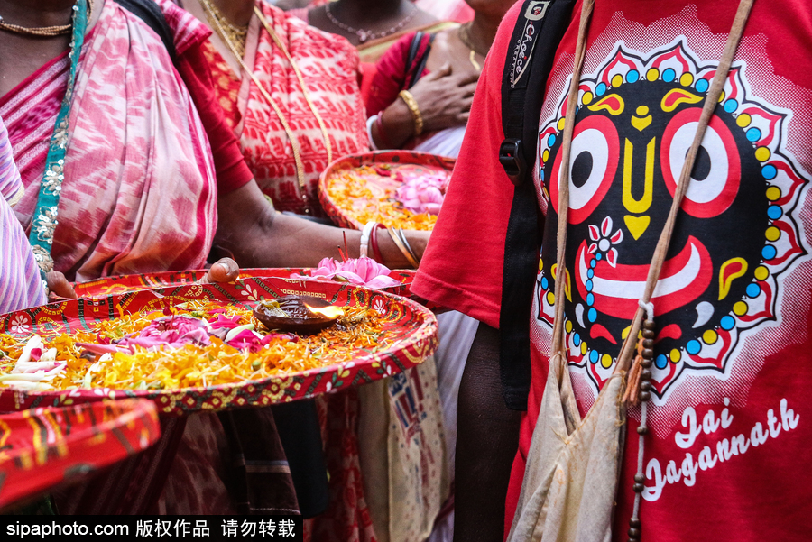 造型夸張形態(tài)各異！印度人民走上街頭慶祝扎格納特乘車節(jié)