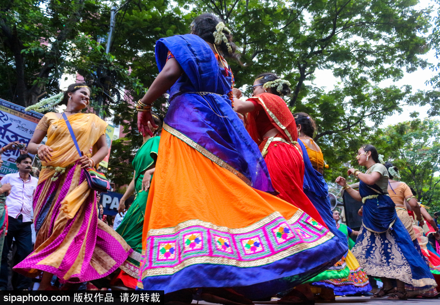 造型夸張形態(tài)各異！印度人民走上街頭慶祝扎格納特乘車(chē)節(jié)
