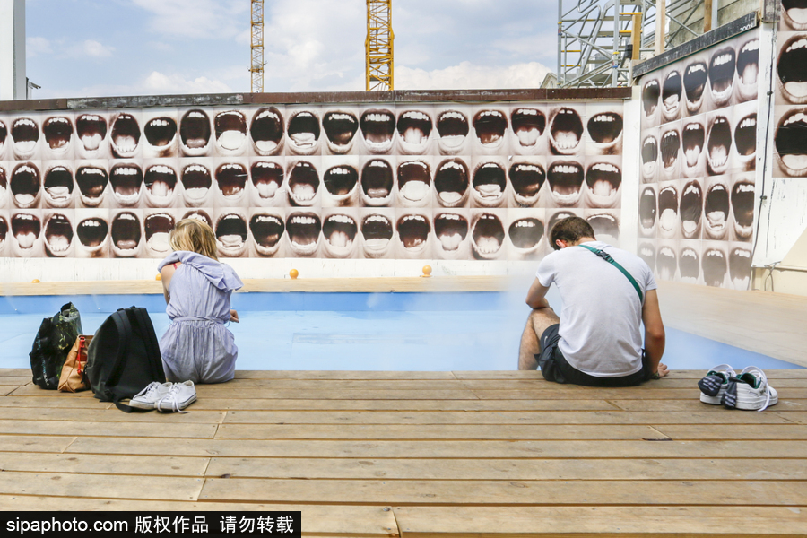 比利時布魯塞爾高溫來襲 民眾享受水氣降溫