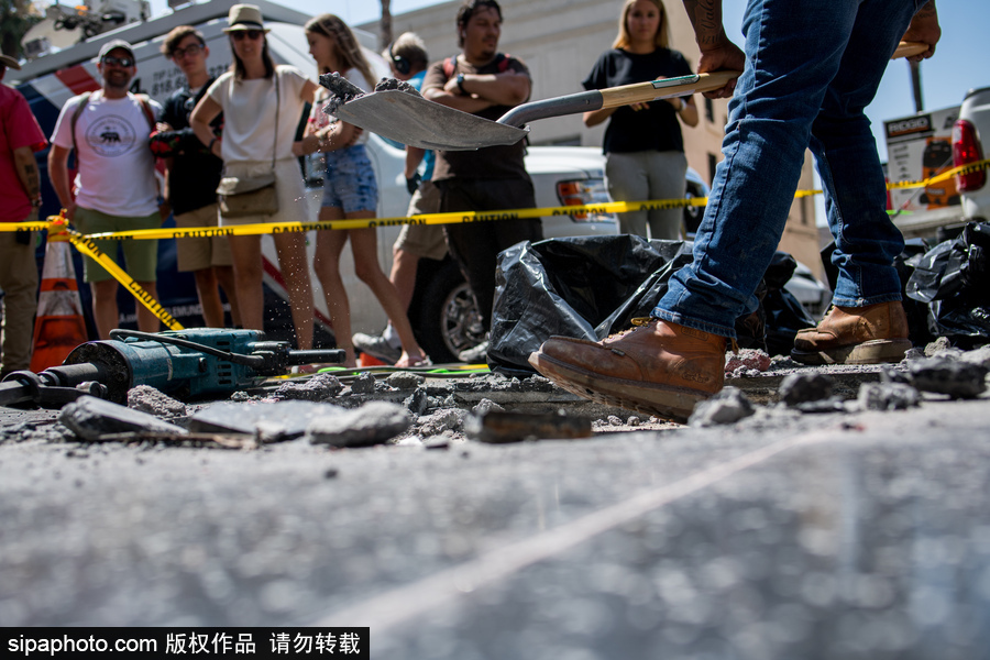 好萊塢星光大道“特朗普之星”被砸碎 民眾現場拍照合影