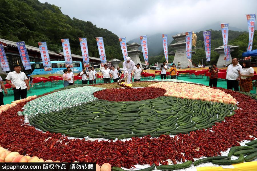 2噸重巨無霸“龍蝦啤酒拼盤”亮相 數(shù)千人分食