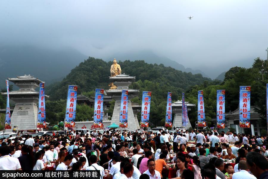 2噸重巨無霸“龍蝦啤酒拼盤”亮相 數千人分食