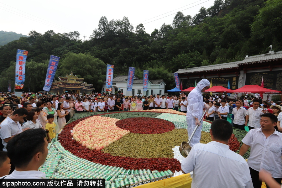 2噸重巨無霸“龍蝦啤酒拼盤”亮相 數(shù)千人分食