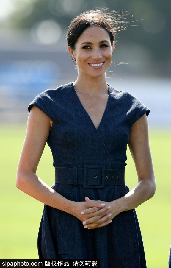 英國哈里王子攜梅根王妃出席活動 親密無間大秀恩愛